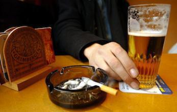 Les lois anti-tabac ont fait baisser la consommation d'alcool
