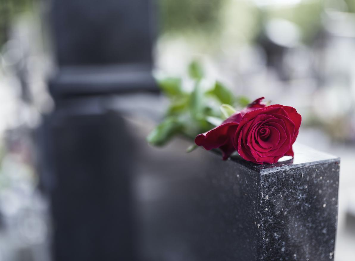 Intempéries dans le sud-est : quelles conséquences psychologiques pour la famille lorsqu’une sépulture disparaît ?