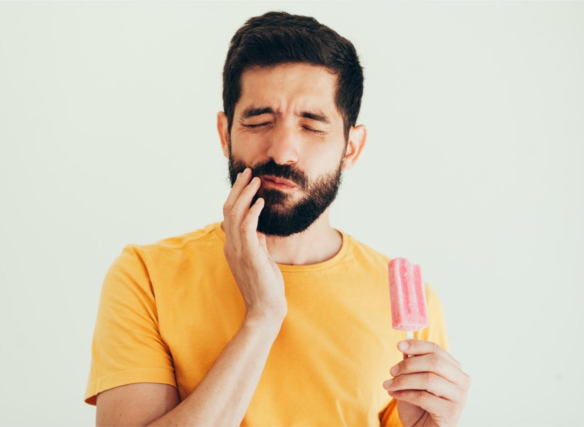 Pourquoi manger des glaces fait mal aux dents ?