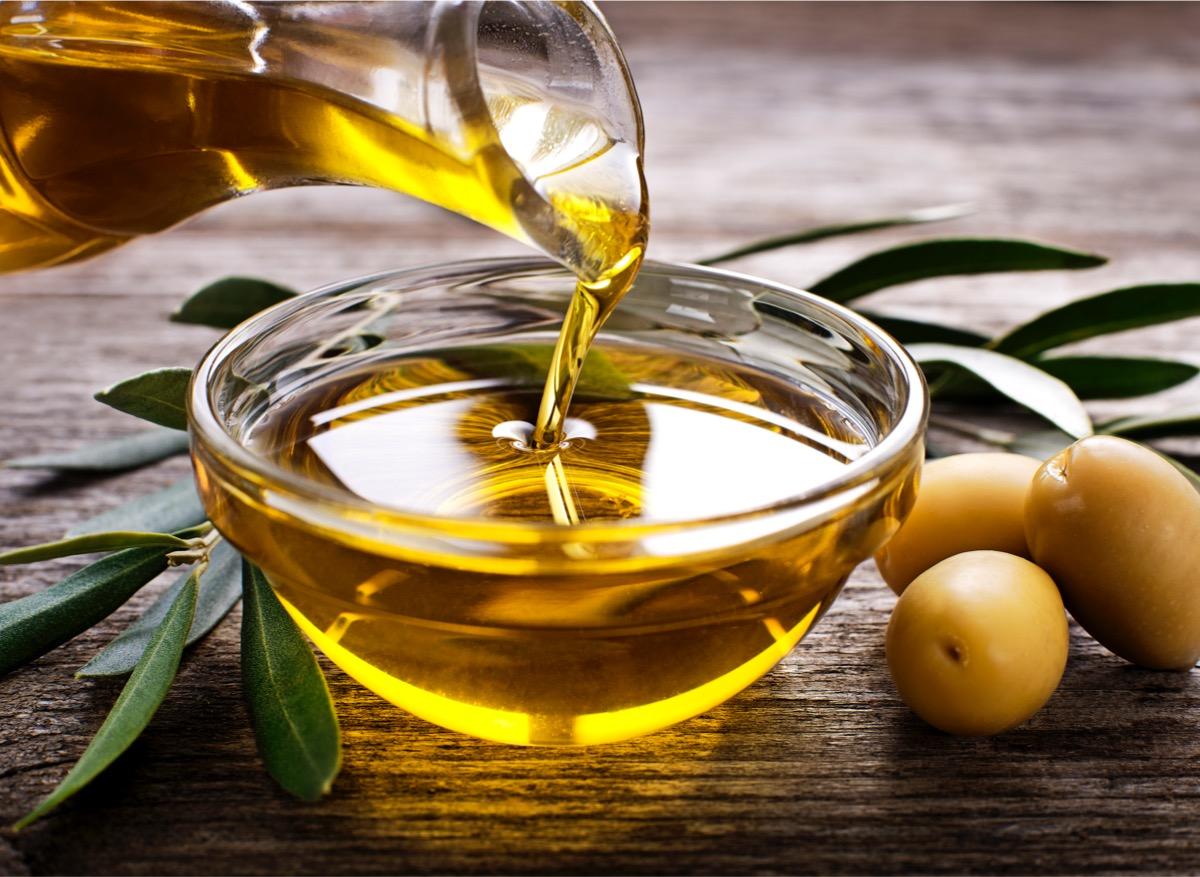 Boire de l’huile d’olive pure : est-ce une bonne idée pour la santé ?