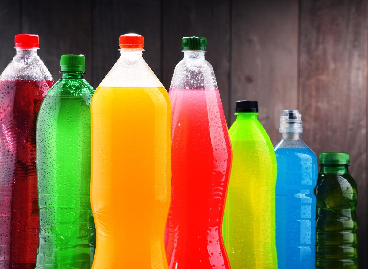 Cancer : boire des sodas et des jus de fruits augmente le risque 