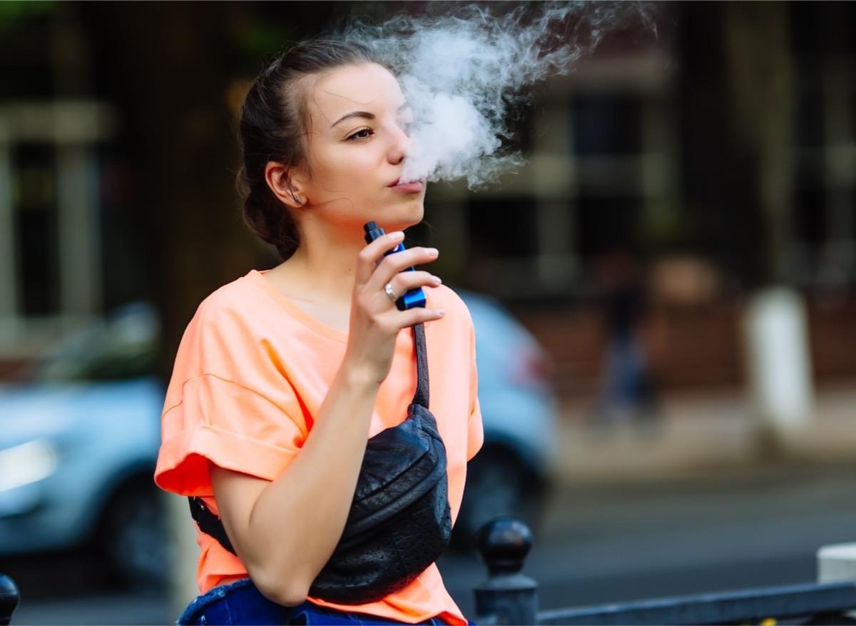 Cigarette électronique : elle n'est pas toujours la cause du tabagisme des adolescents 
