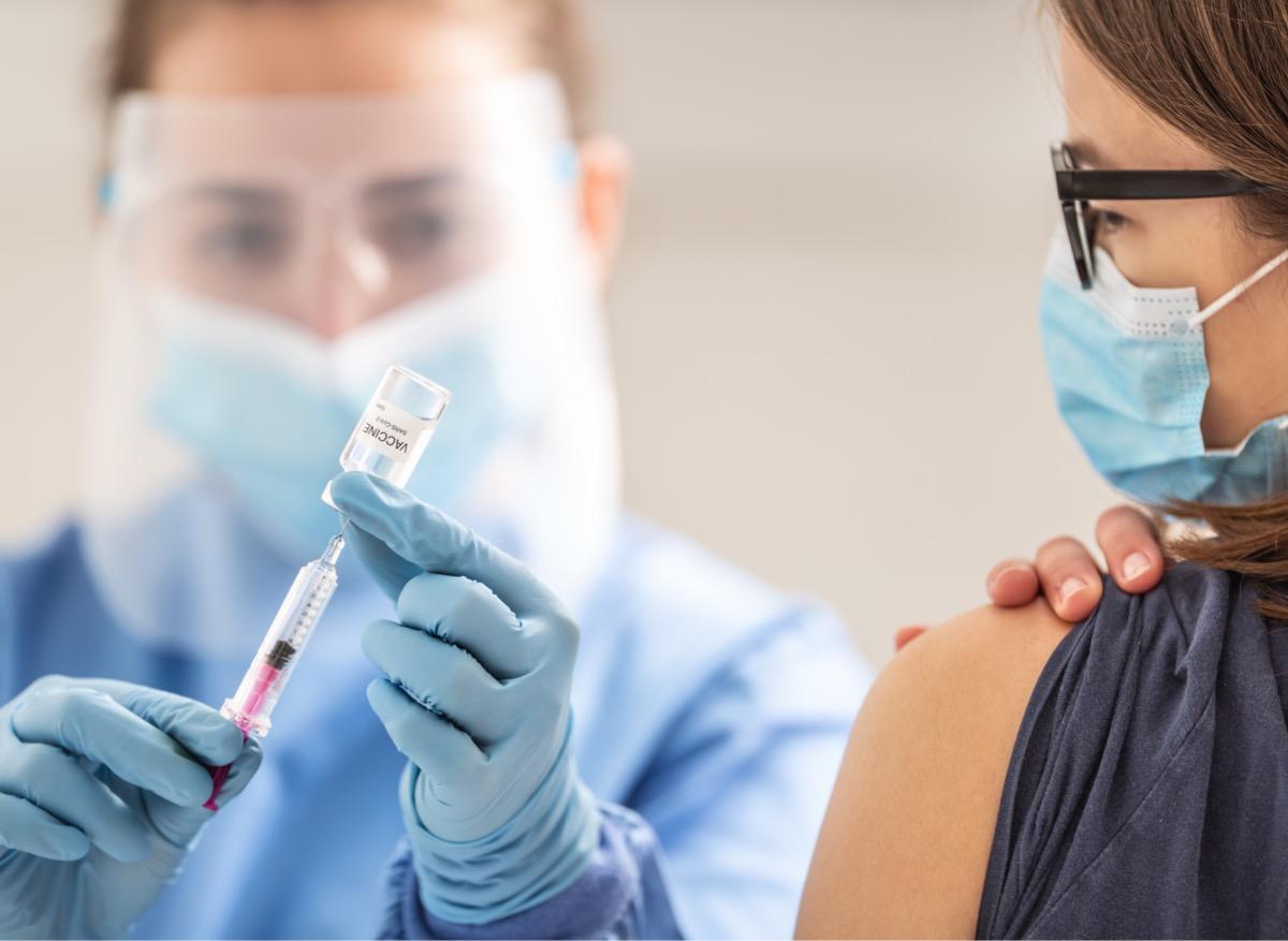 Agir sur l’entourage des personnes infectées : quel bénéfice pour augmenter le taux de vaccination ?