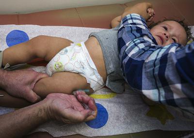 Vaccinations : les médecins cèdent à la pression des parents pour les différer 