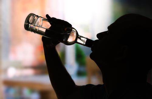 Alcool : le risque d'AVC augmente avec plus de 2 verres par jour