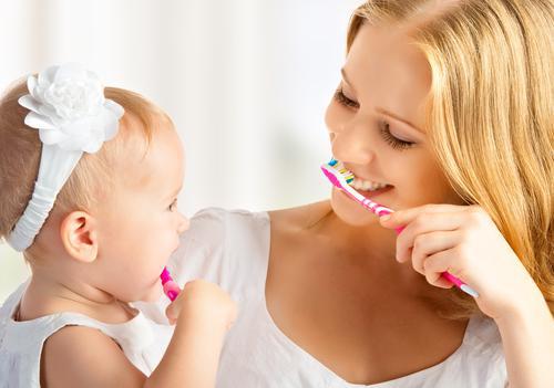 Hygiène bucco-dentaire : celle des parents influence celle des bébés