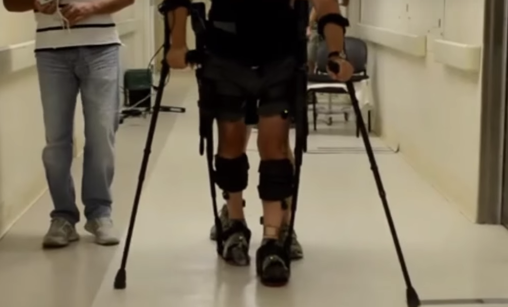 Un paraplégique remarche avec à un exosquelette 