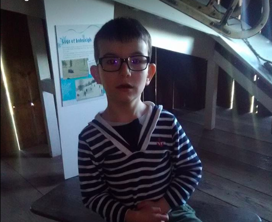A Besançon, les parents d’un petit garçon atteint d’une maladie génétique rare lancent un avis de recherche 