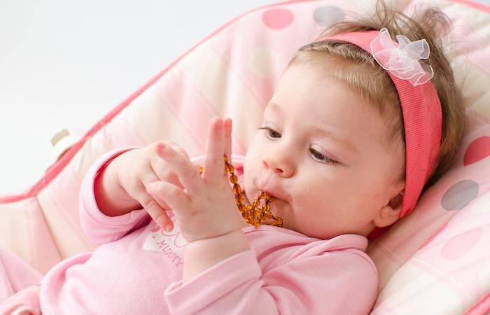 Colliers d’ambre : la majorité présente des dangers pour les bébés
