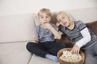 Grossesse : manger en regardant la télé expose l'enfant au surpoids
