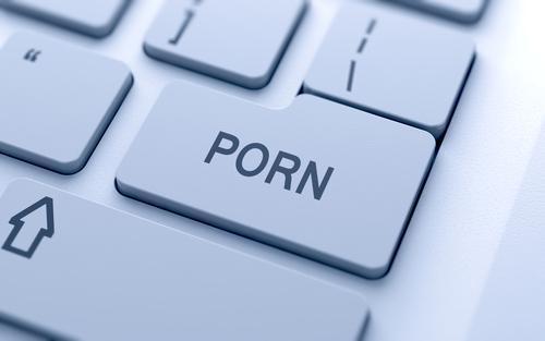 Pornographie : montrer l’exemple réduit les rapports non protégés