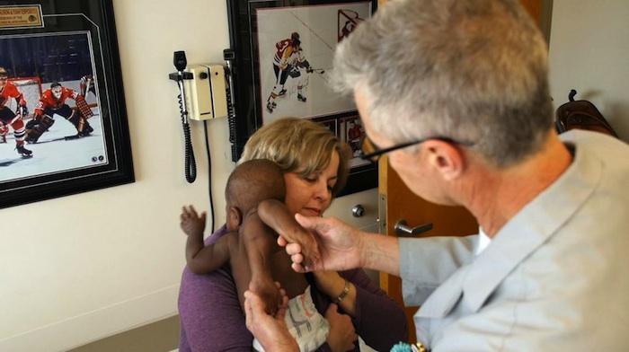 Etats-Unis : opération réussie d'une petite fille née avec 4 jambes 