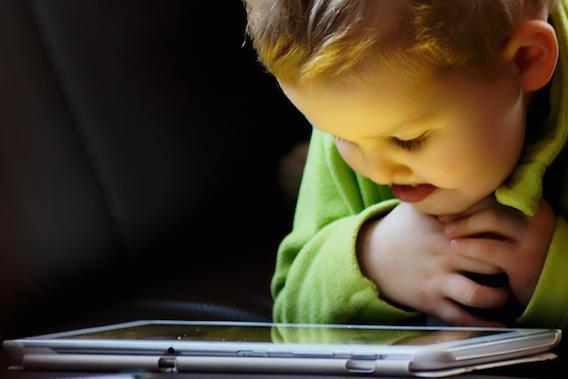 Les parents recourent souvent aux tablettes pour calmer les enfants 