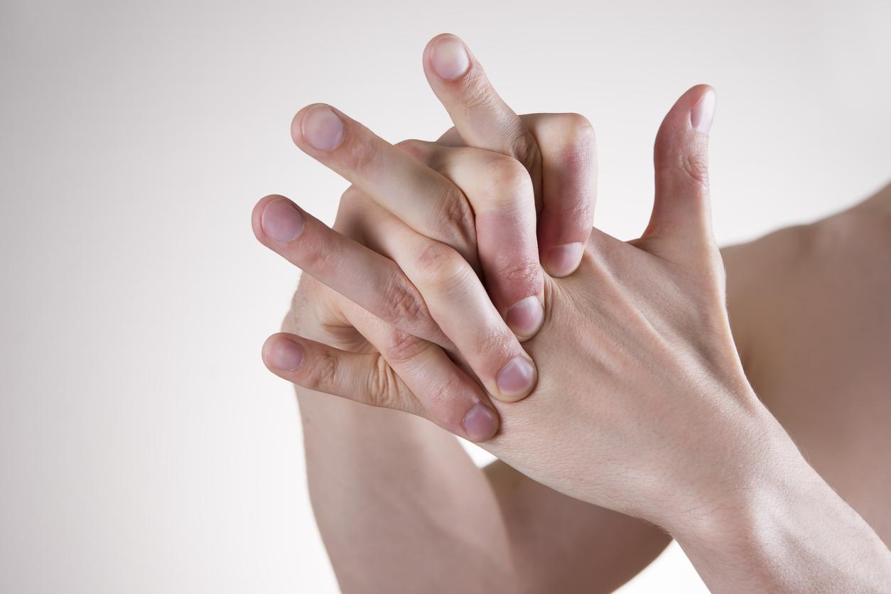 Le mystère des craquements de doigts résolue : y a-t-il vraiment un risque d'arthrite prématurée ?