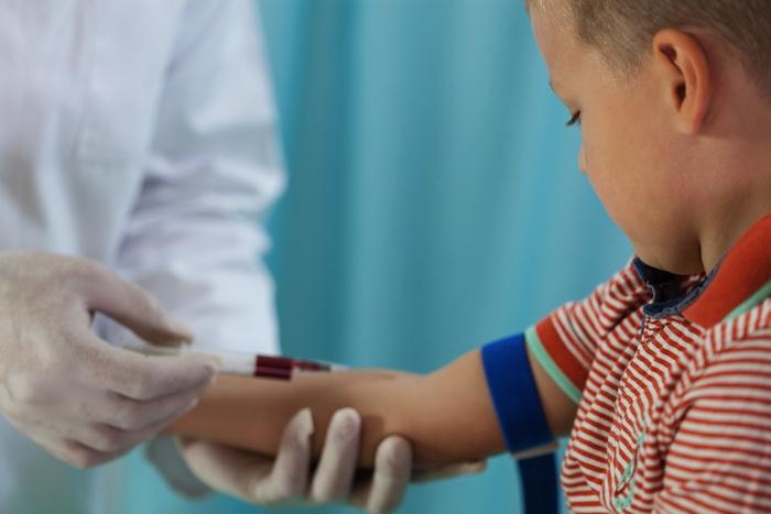Prise de sang : comment rassurer les enfants qui ont la phobie des aiguilles ?