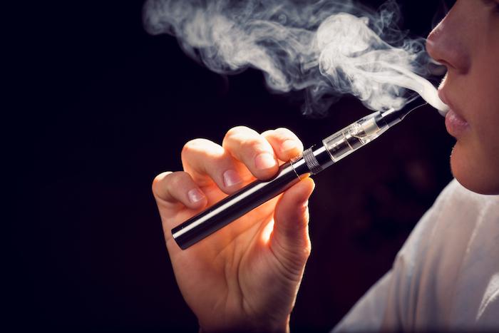Infarctus et e-cigarette: vapoter tous les jours double le risque de crise cardiaque 
