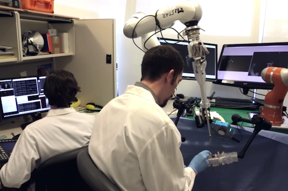 Opérer des intestins : le robot fait aussi bien que le chirurgien 