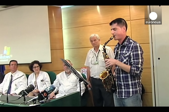Cerveau : Carlos Aguilera joue du saxophone pendant son opération