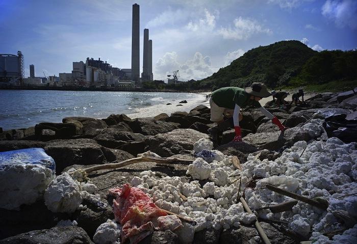 Hong-Kong : plages fermées après une marée blanche d’huile de palme