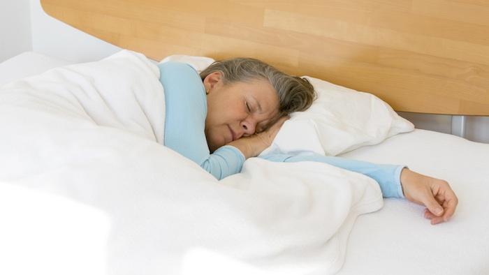 Démence : dormir plus de 9 heures par nuit est un signe précoce