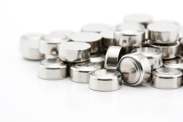 Piles bouton : un risque d'empoisonnement pour les petits enfants et une urgence