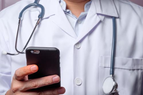 Hôpital : les téléphones portables sont des nids à virus