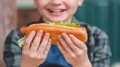 Un enfant frôle la mort en mangeant un hot-dog