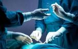 Erreur médicale : une pince de 20 centimètres oubliée dans son abdomen