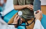 Démence : prendre régulièrement sa tension peut aider à la détecter précocement