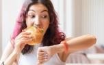 Équilibre alimentaire : 4 conseils d'une psy pour manger moins vite