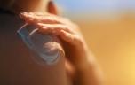 Soleil : pourquoi les Français abandonnent-ils peu à peu la crème solaire ?