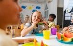 Obésité : l’OMS appelle à des repas plus sains dans les cantines scolaires