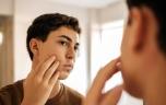 Looksmaxxing : jusqu'où certains jeunes sont-ils prêts à aller pour séduire ?