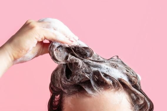 À quelle fréquence faut-il se laver les cheveux ?