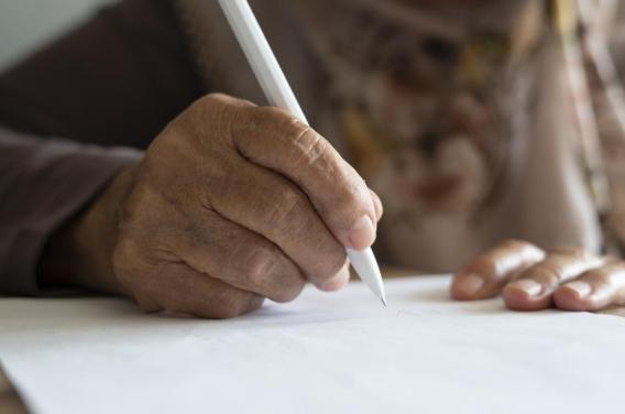 Ces signes en écrivant pourraient révéler le déclin cognitif