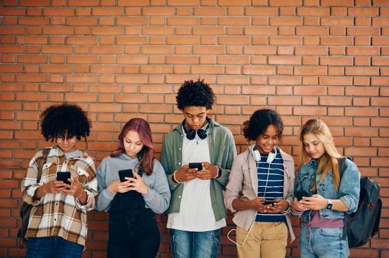 Interdire les réseaux sociaux aux jeunes : une idée risquée ?