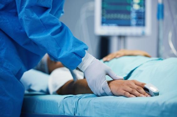 Être traité par une femme médecin à l'hôpital est associé à un risque moindre de décès