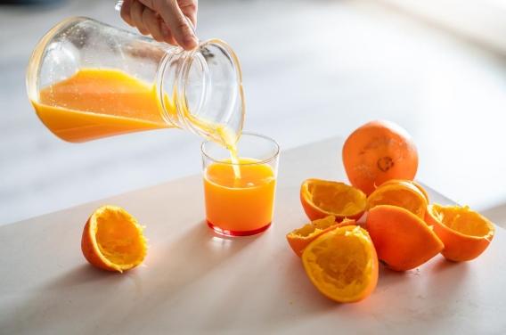 Voici pourquoi vous devriez boire du jus d’orange pur à 100 % au lieu de boissons sucrées 