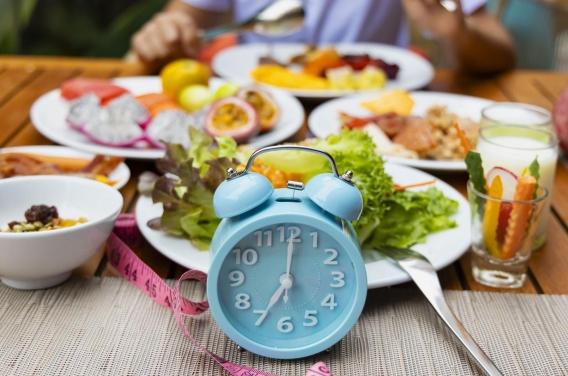 Manger tôt ou tard : pourquoi le timing des repas est crucial ?