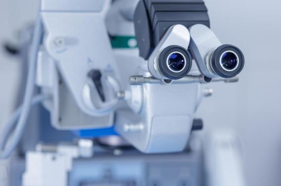 Une patiente repart d’une consultation chez ...