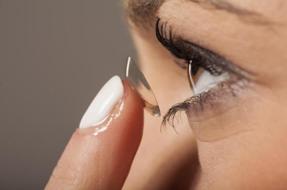Des lentilles de contact intelligentes pourraient soigner la dépression