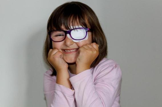 Amblyopie : le port d’un cache-œil n’a pas d’impact sur le développement de l'enfant