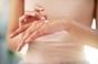 Eczéma des mains : quels gestes adopter au quotidien pour protéger sa peau ?