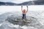 Se baigner dans l’eau glacée réduit la graisse corporelle