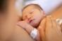 Le contact peau à peau avec la mère réduit la mortalité des bébés d’un tiers