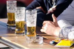 Amsterdam : des alcooliques nettoient les rues pour de la bière
