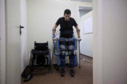 Un exosquelette permet aux paraplégiques de remarcher