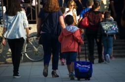 Les parents prennent des risques sur le chemin de l'école