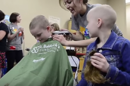 Cancer : des écoliers se rasent la tête pour soutenir leur camarade 
