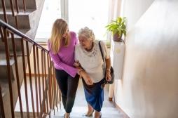 Covid-19 : un risque de décès plus élevé pour les personnes âgées qui vivent seules 